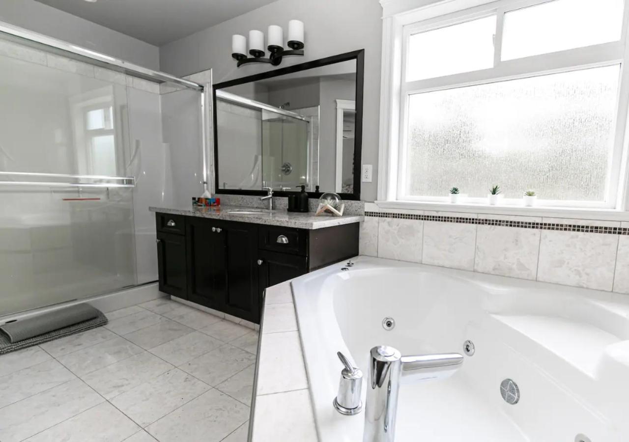 Bellamy Manor Large Home With 5Beds! In Langford วิกตอเรีย ภายนอก รูปภาพ